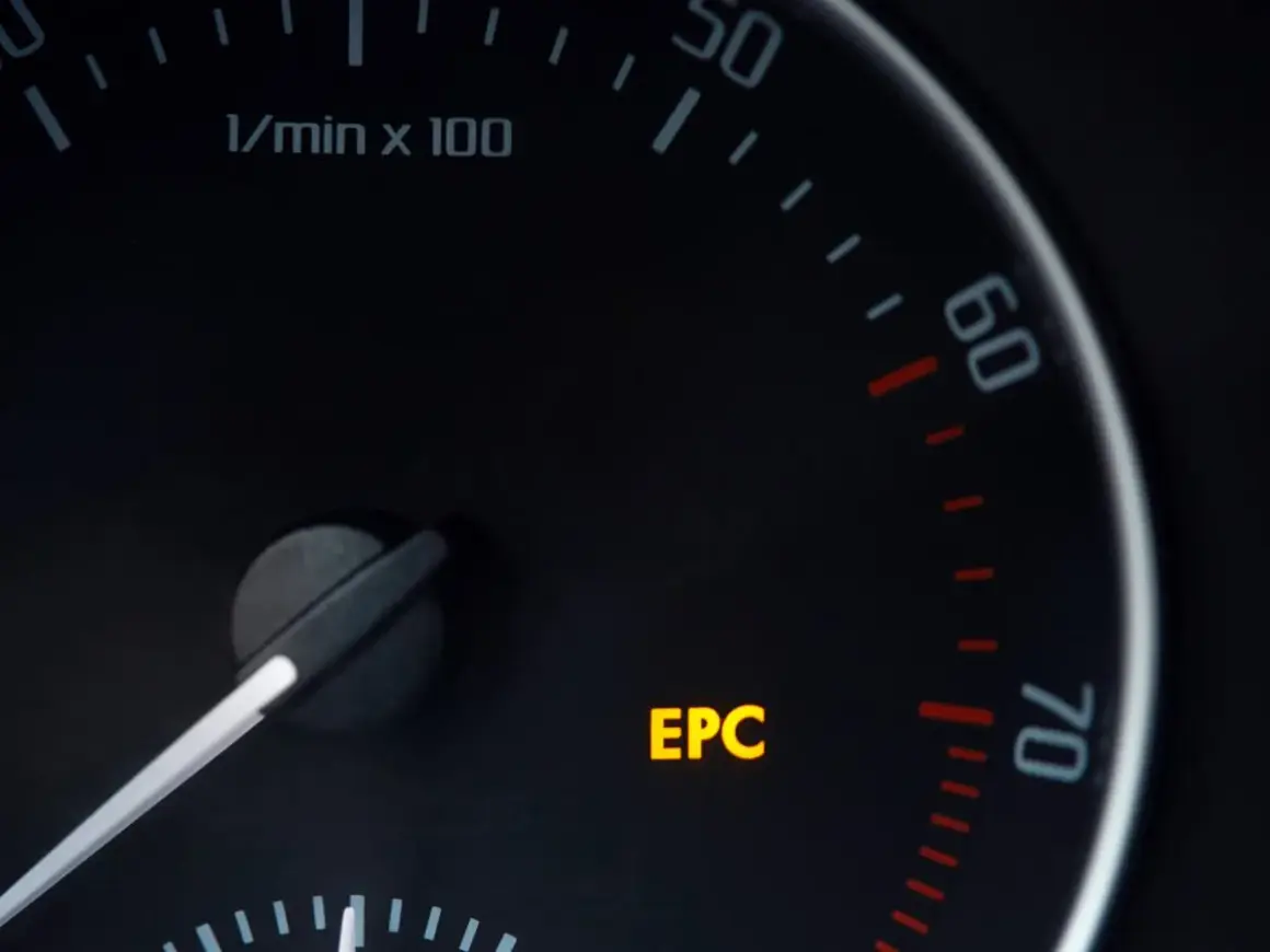 Żółta kontrolka EPC na desce rozdzielczej. Co to znaczy? Awaria silnika lub układu sterowania.