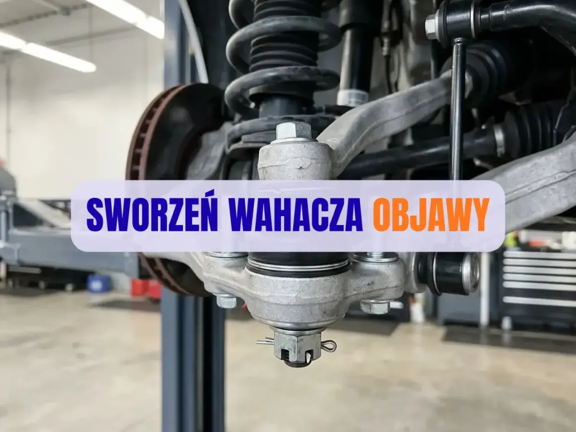 Widok na zawieszenie samochodu z widocznym sworzniem wahacza. Tekst "SWORZEŃ WAHACZA OBJAWY" informuje o problemach z tym elementem.