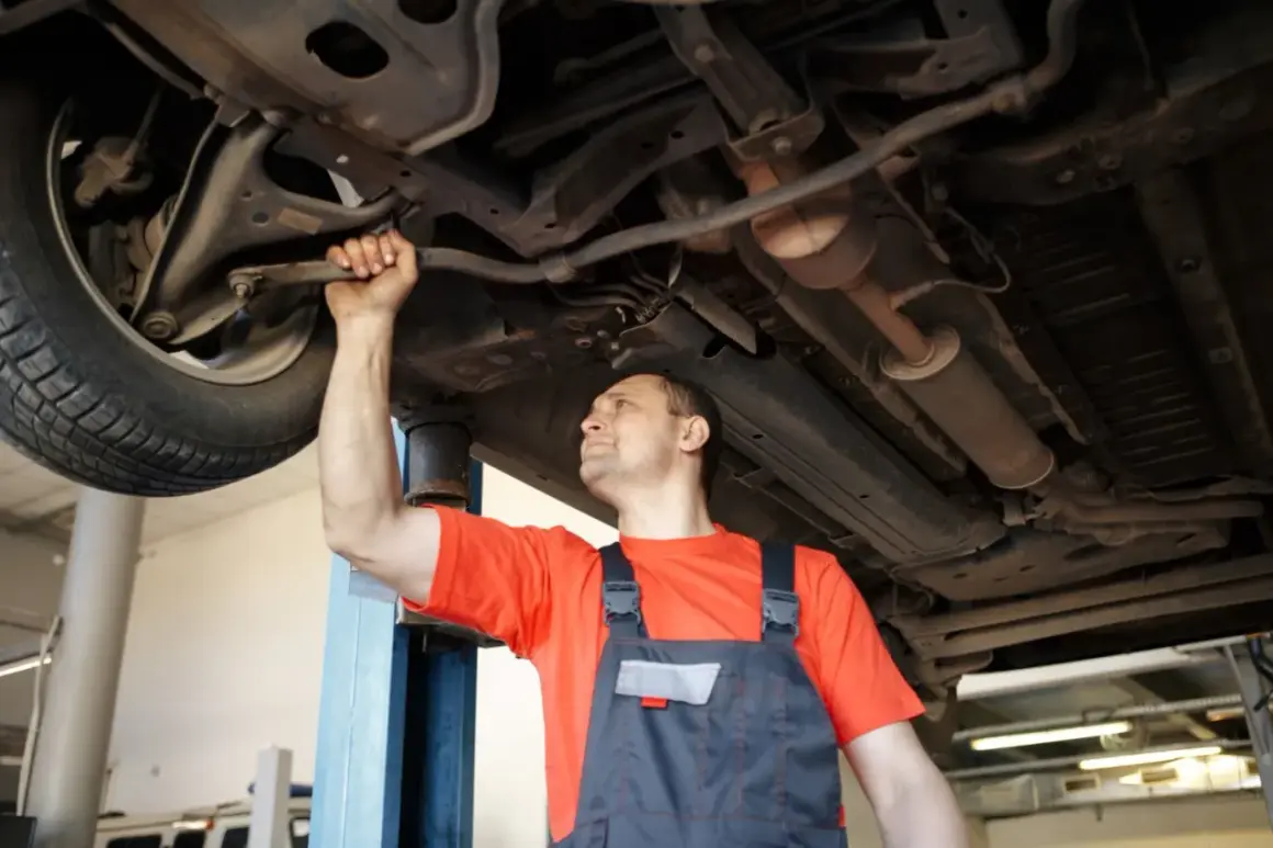 Mechanik sprawdza sworzeń wahacza. Czy można jeździć z uszkodzonym? To pytanie o bezpieczeństwo.