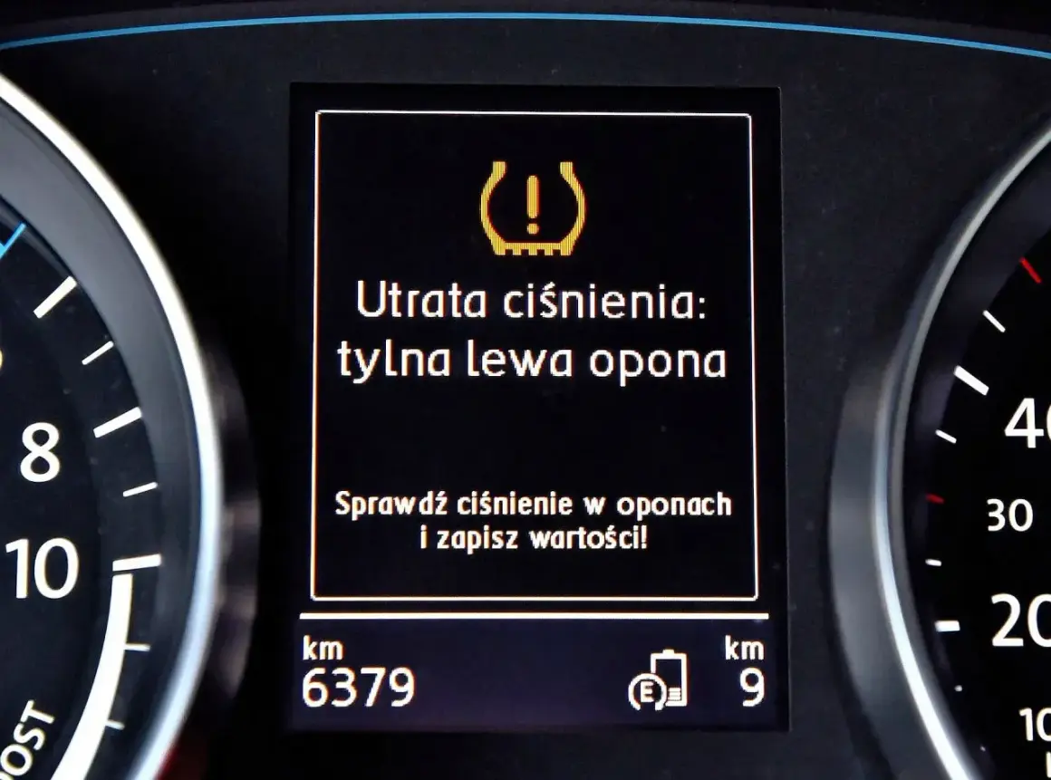 Kontrolka ciśnienia w oponach ostrzega: "Utrata ciśnienia: tylna lewa opona". Sprawdź ciśnienie, czy można zamieniać koła z czujnikami.