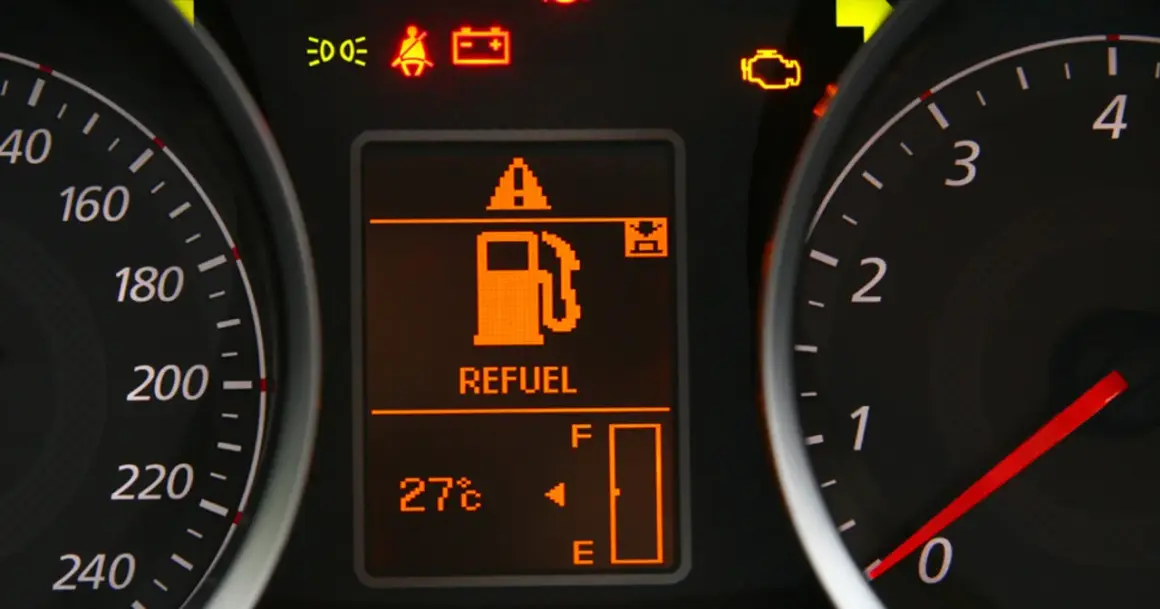 Na desce rozdzielczej świeci się kontrolka paliwa z napisem "REFUEL". Wskazuje to, że zostało mało paliwa i warto sprawdzić, ile można przejechać na rezerwie.