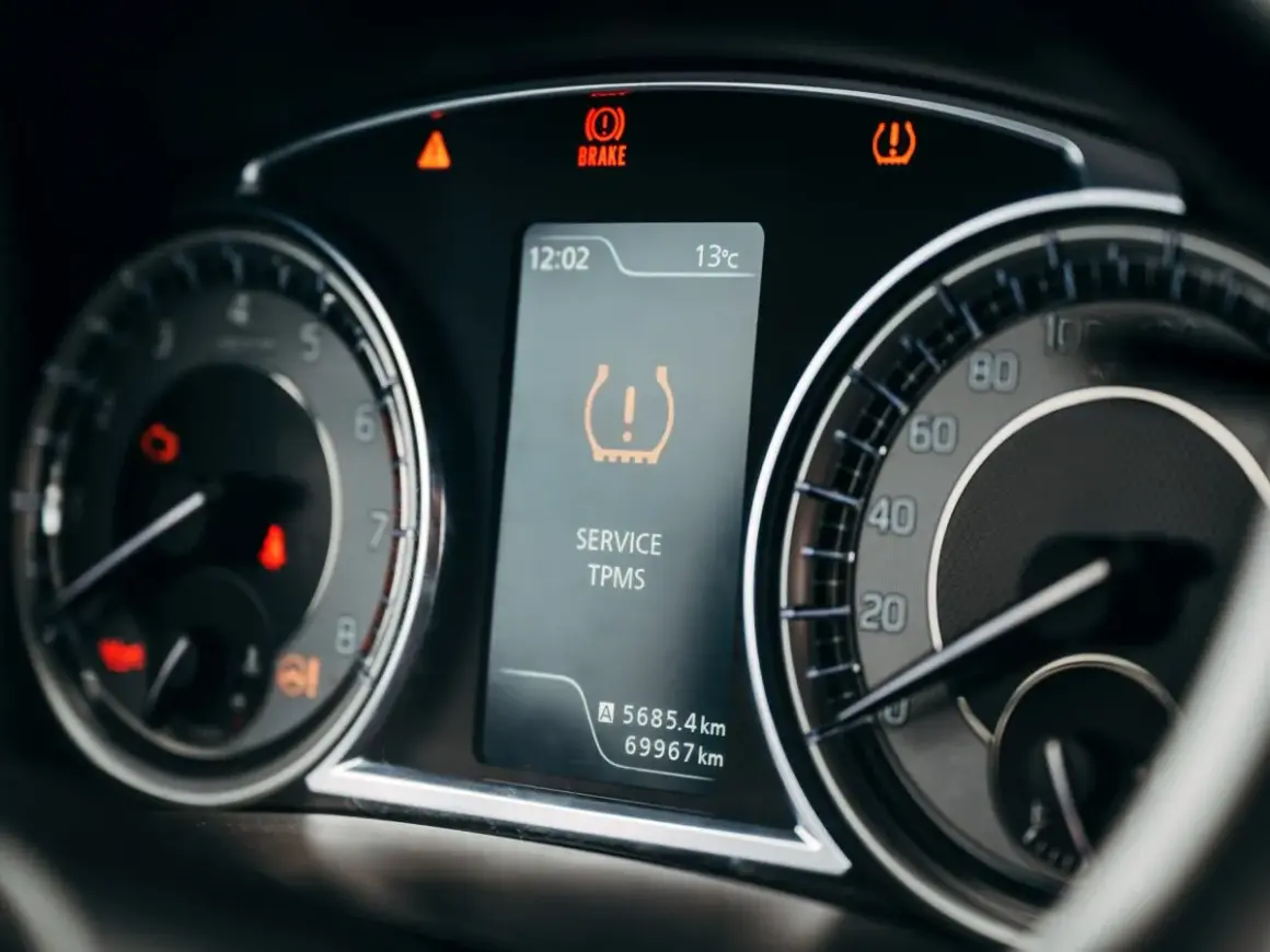 Kontrolka TPMS świeci się, informując o problemie z ciśnieniem w oponach. Co to TPMS? System monitorowania ciśnienia.