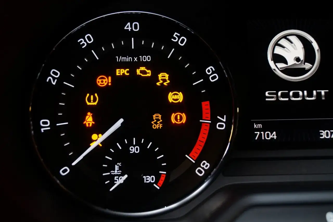 Kontrolki na desce rozdzielczej Skoda Fabia 1: EPC, ABS, poduszka, pasy, hamulec ręczny, ESP, ciśnienie opon.