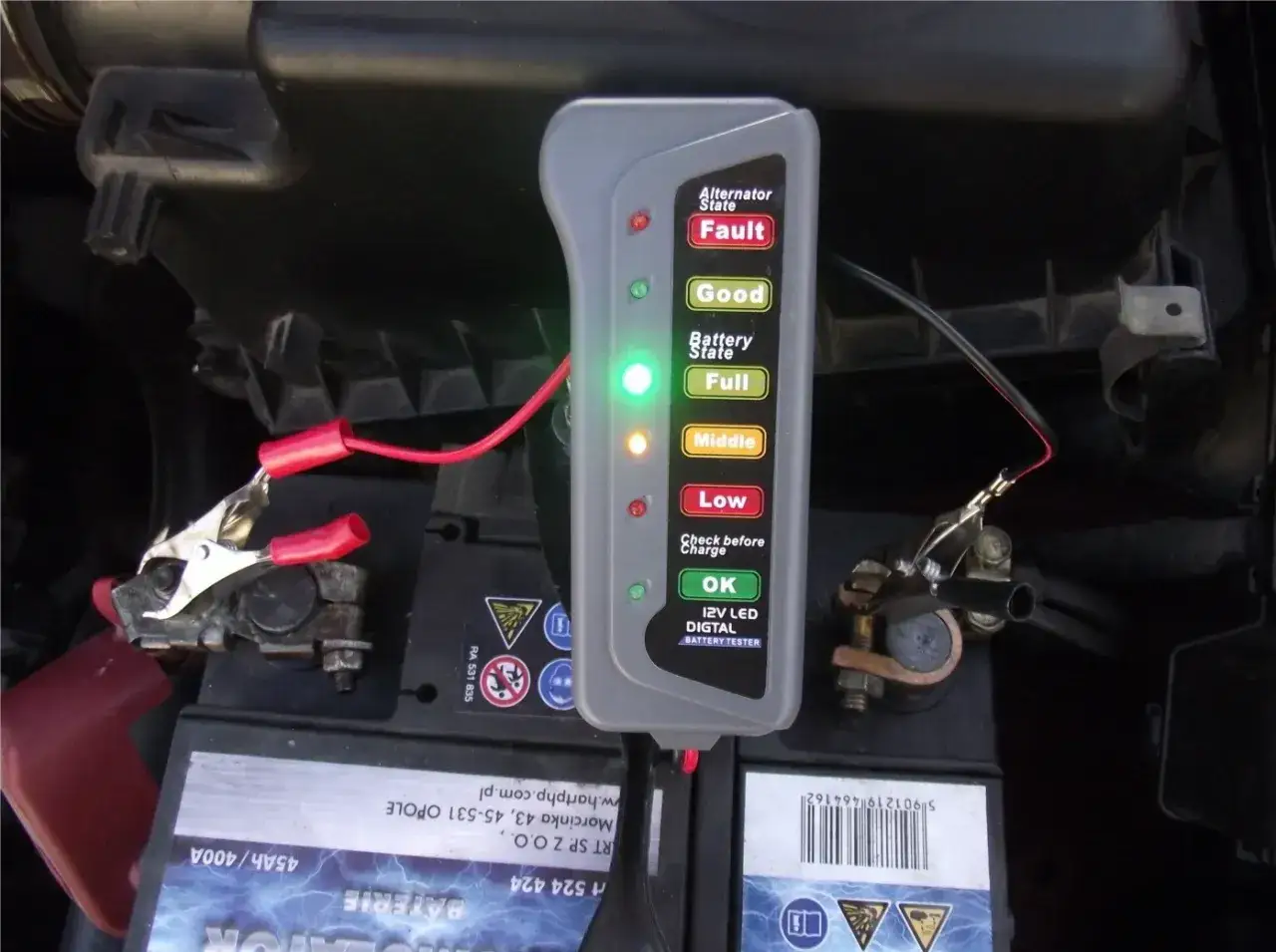 Tester akumulatora wskazuje, że alternator rozładowuje akumulator na postoju. Zielona lampka 