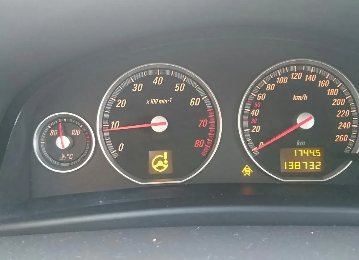 Opel Vectra C kontrolki: wskaźnik temperatury 80&deg;C, obrotomierz, prędkościomierz, kontrolka wspomagania kierownicy i kontrolka ESP.