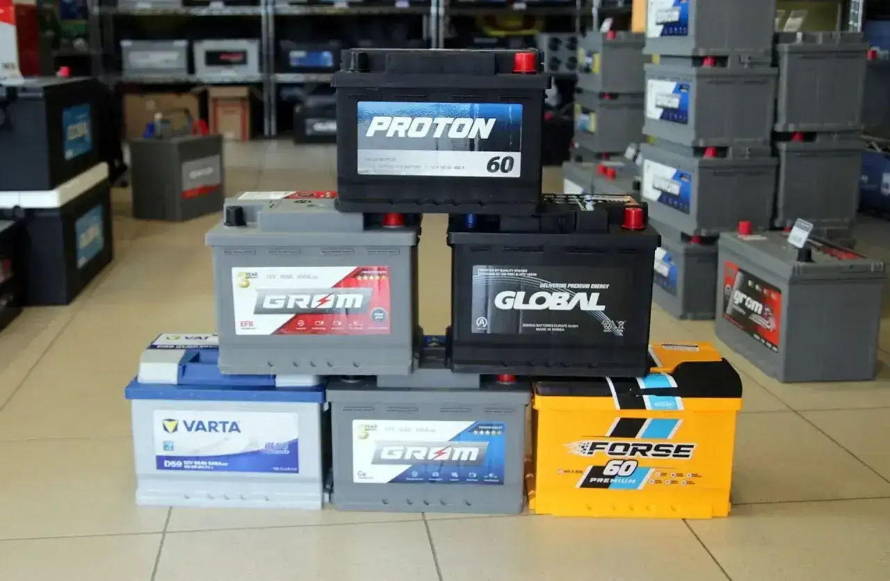 R&oacute;żne rodzaje akumulator&oacute;w samochodowych: Proton, Grom, Global, Varta, Forse. Wiele opcji dla Twojego auta.