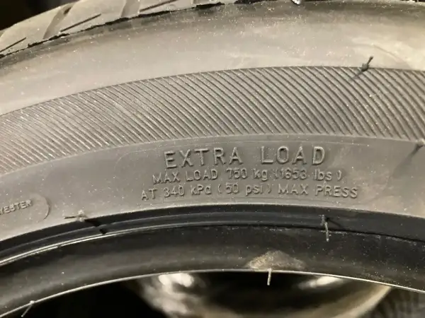 Opona z napisem "EXTRA LOAD" informuje, co oznacza XL na oponie: maksymalne obciążenie 750 kg przy ciśnieniu 340 kPa.