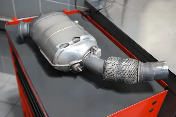 Filtr DPF na stole warsztatowym. Zastanawiasz się, ile trwa wypalanie dpf na postoju?