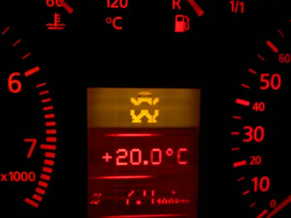 Kontrolki Audi A4 B6: kontrolka ESP, temperatura +20°C, obrotomierz, wskaźnik paliwa.