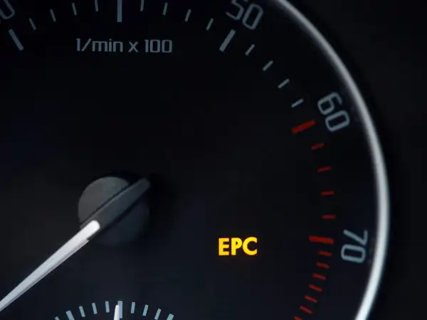 Żółta kontrolka EPC na desce rozdzielczej. Co to znaczy? Awaria silnika lub układu sterowania.