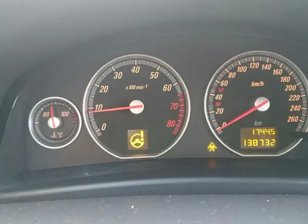 Opel Vectra C kontrolki: świeci się kontrolka wspomagania kierownicy i kontrolka ESP. Temperatura silnika w normie.