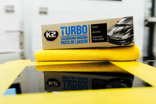 K2 Turbo pasta do lakieru i żółta mikrofibra – idealny zestaw, by ręcznie wypolerować auto.