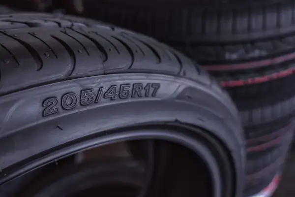 Na oponie widoczny jest rozmiar 205/45R17. To właśnie tam sprawdzisz rozmiar opony.