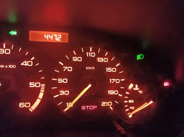 Deska rozdzielcza Peugeot 206: licznik kilometrów 4472, prędkościomierz, wskaźnik temperatury, kontrolki STOP i świateł.